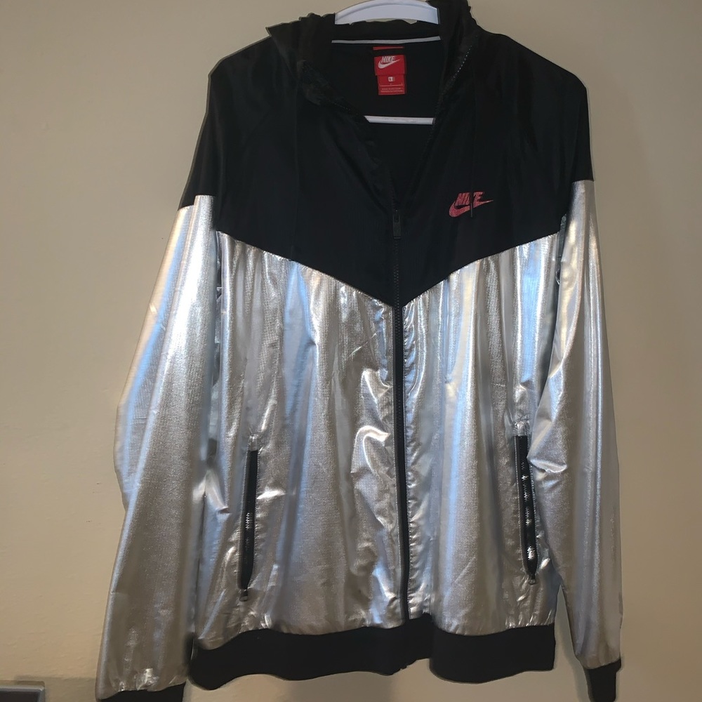 Silver Nike Windbreaker, MENS LARGE